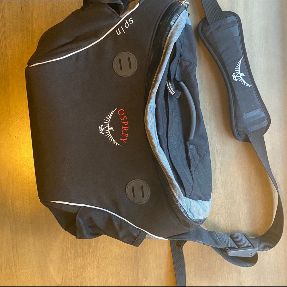 Osprey messenger bag. Mint condition. Padded.